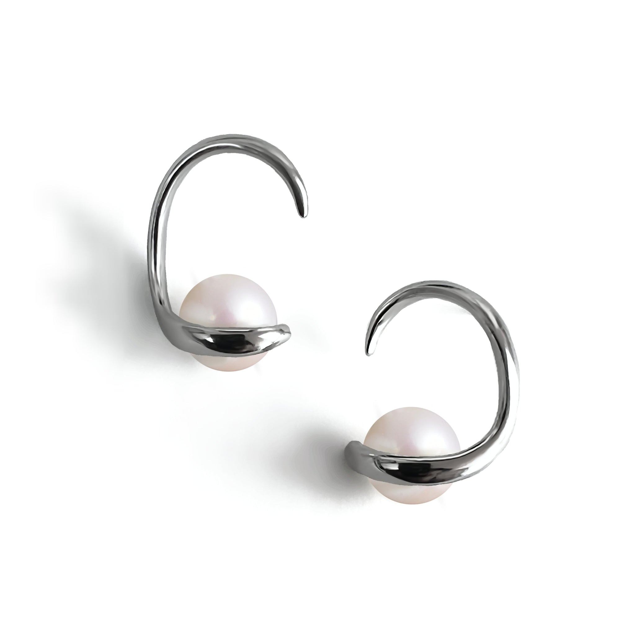 Boucles d’oreilles Calliopé en argent 925, design ouvert en forme de croissant enveloppant une perle de culture d’eau douce blanche.