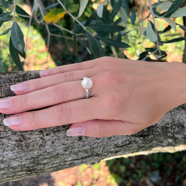 photo bague portée présentation dans un cadre naturel
