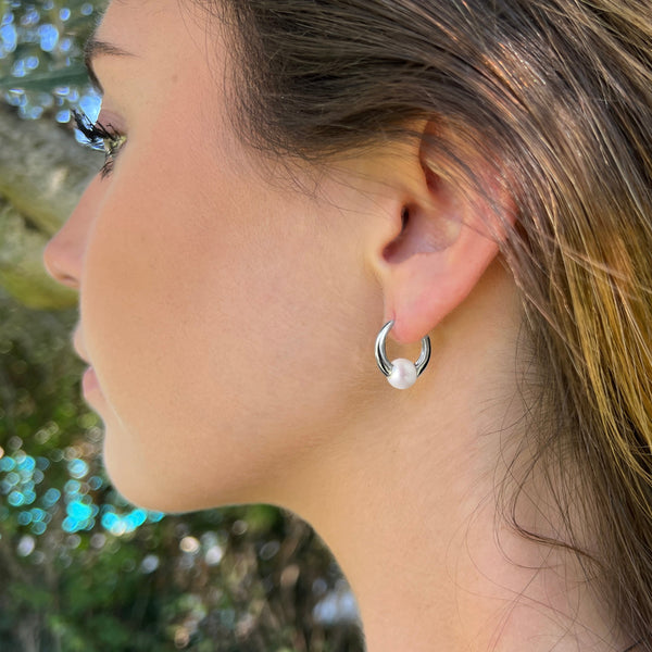 Vue portée Boucle Maïa avec une perle de culture d'eau douce blanche 7.5 mm centrée en argent 925