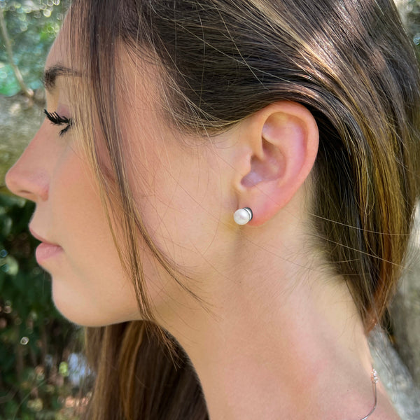 Vue portée boucles Lucioles perle de culture 7.5 mm blanche posée sur calice argent 925