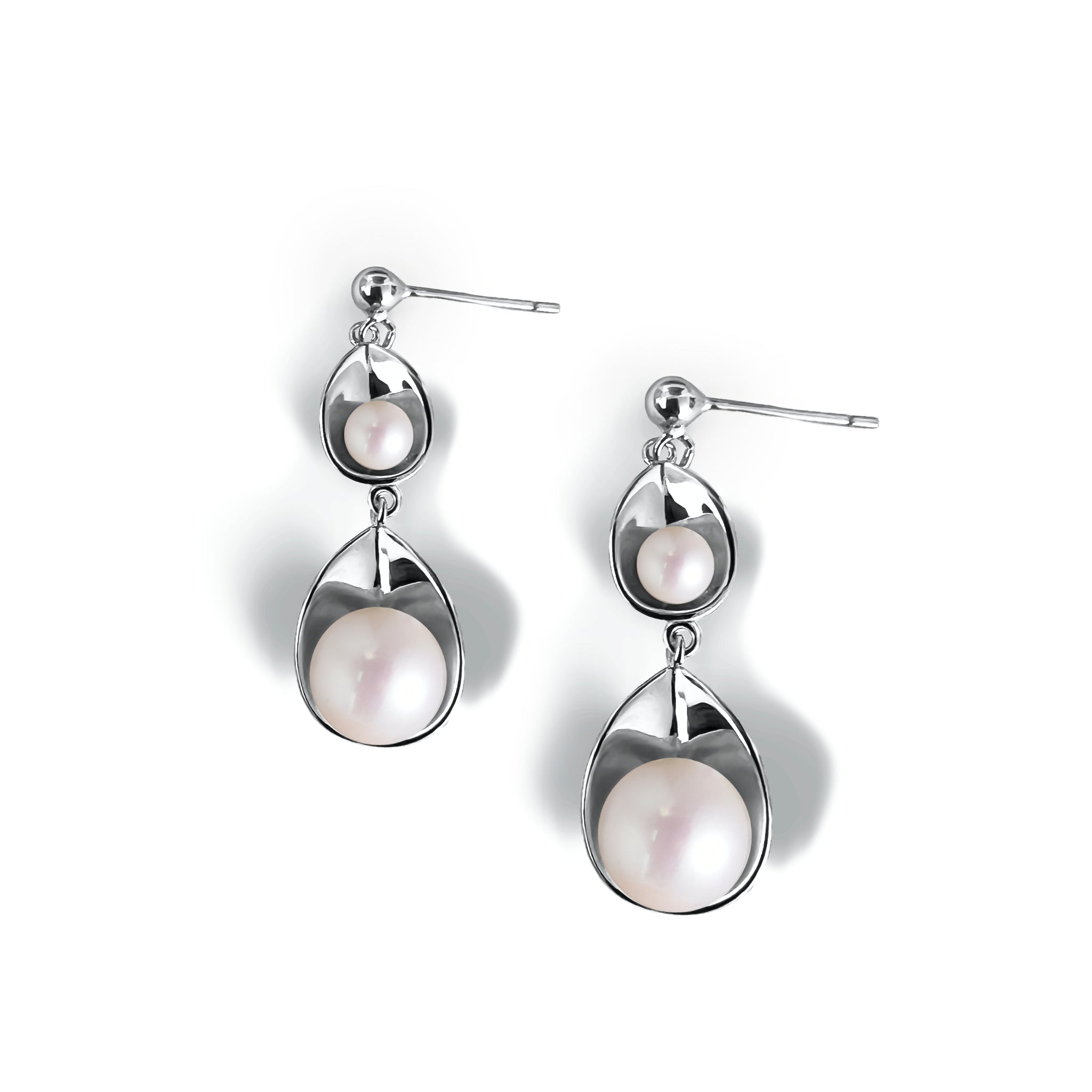 Boucles d'Oreilles constituées de  2 Perles de culture d'eau douce  blanches de taille différentes  8mm et 4.5 mm logées dans une corolle en argent 925