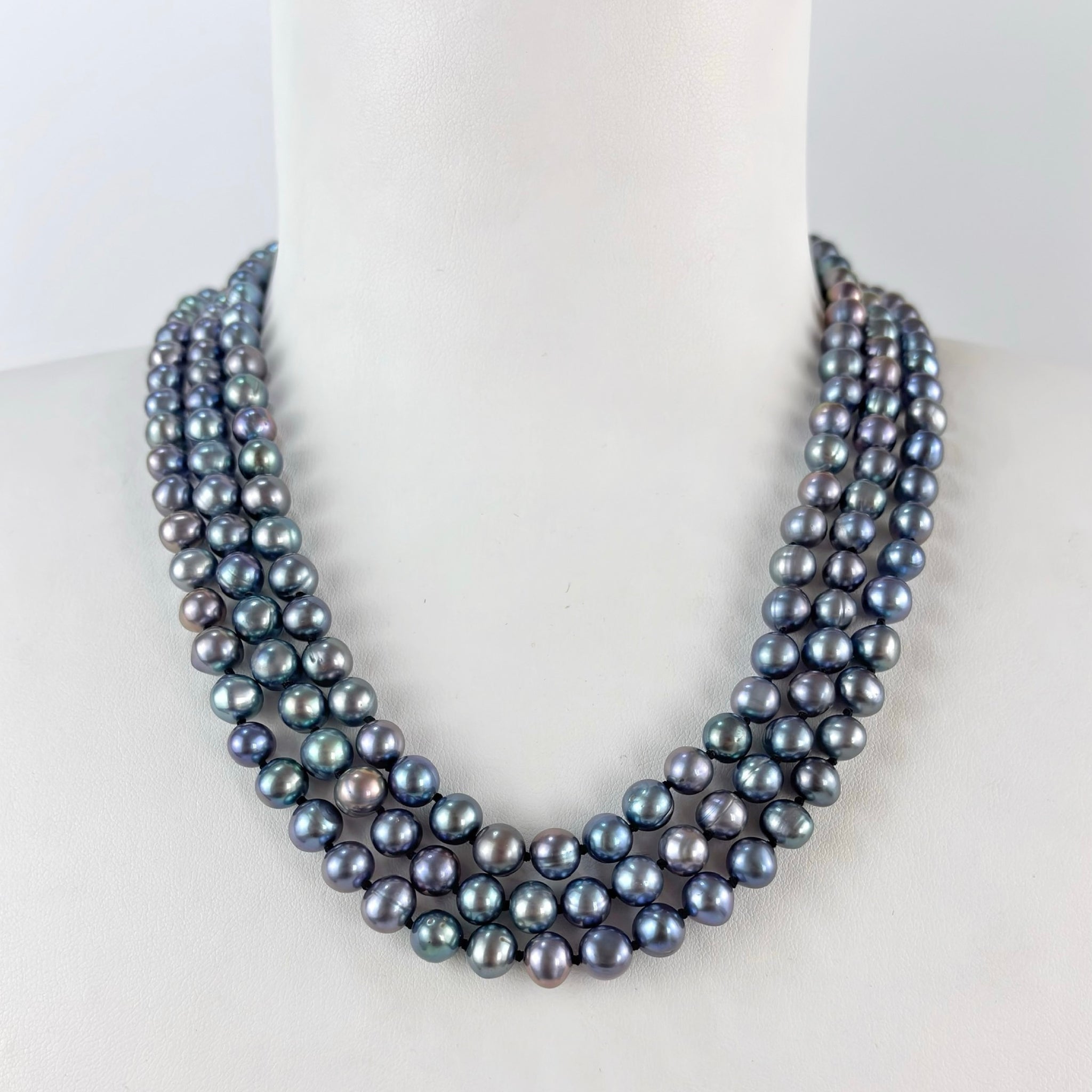 Collier rangs 3 rangs Elisabeth en perles de culture d'eau douce semi rondes de couleur noir avec de multiples reflets bleu verts