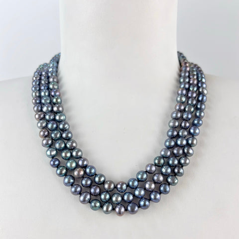 Collier rangs 3 rangs Elisabeth en perles de culture d'eau douce semi rondes de couleur noir avec de multiples reflets bleu verts
