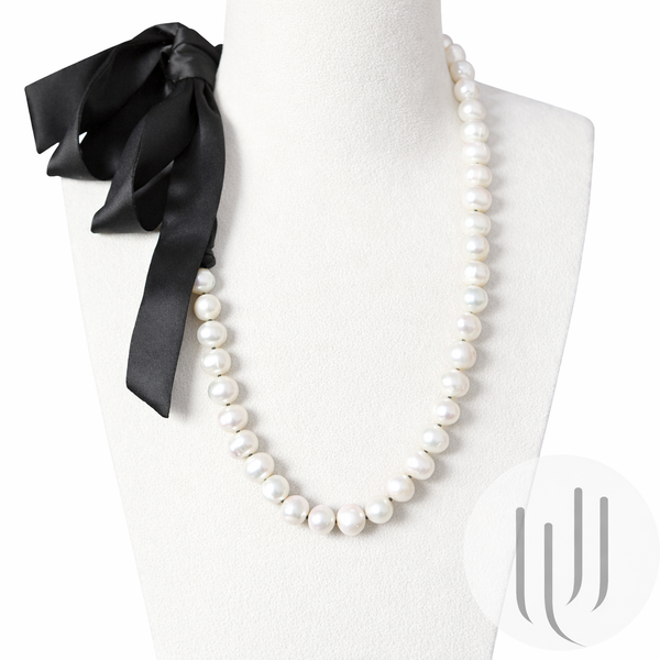 Collier Perles de Culture d'Eau Douce  neige blanc, avec lien en Soie noire.