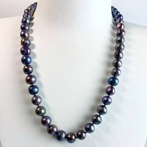 Vue sur buste du Collier longueur 53cm Perles de Culture d'Eau Douce nuit boréale noires avec reflets multicouleurs montées avec un nœud entre chaque perle fermoir en Argent 925 
