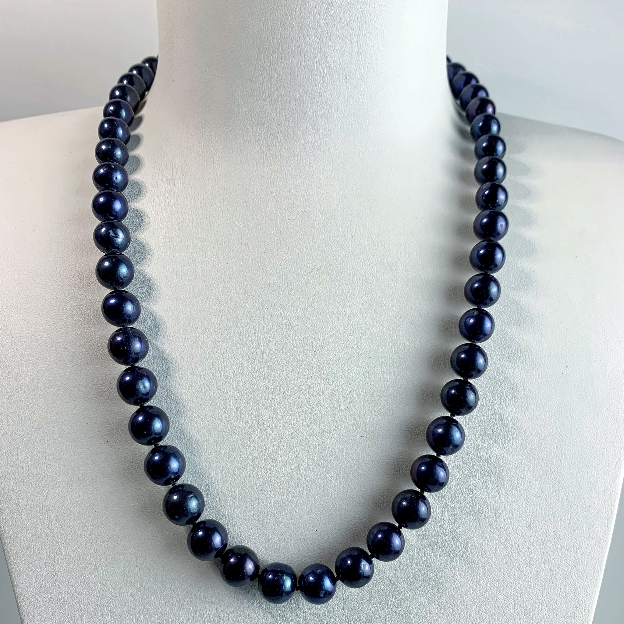 Décolleté collier Athéna vue porté sur buste, en perles de culture d’eau douce nuit bleue avec reflets  diamètre de la perle  10 mm  longueur collier 53cm avec fermoir  argent 925