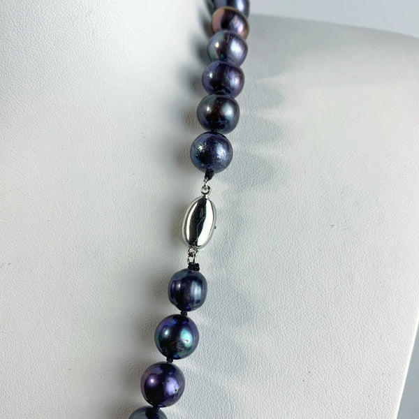 Vue du fermoir en argent 925, du collier décolleté Athena avec des perles de culture d’eau douce de 10 mm et de longueur 53cm