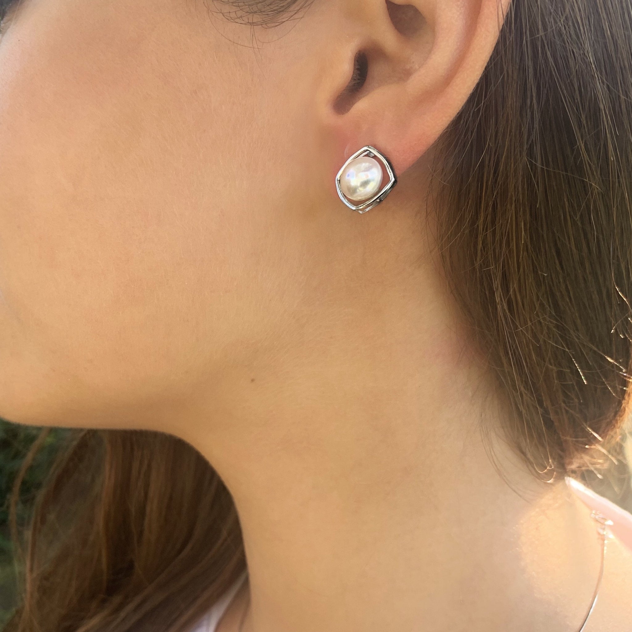 Boucles D'oreilles Pendantes Perle En Verre Beige - Sans Nickel, Fermoir Dormeuse, Référence BO7