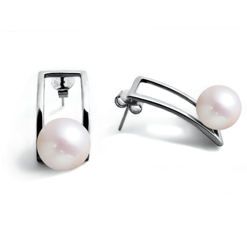 Boucles d'oreilles avec perle de culture d'eau douce blanc nacré de taille 8 mm posée sur cadre rectangulaire légèrement courbé en argent 925