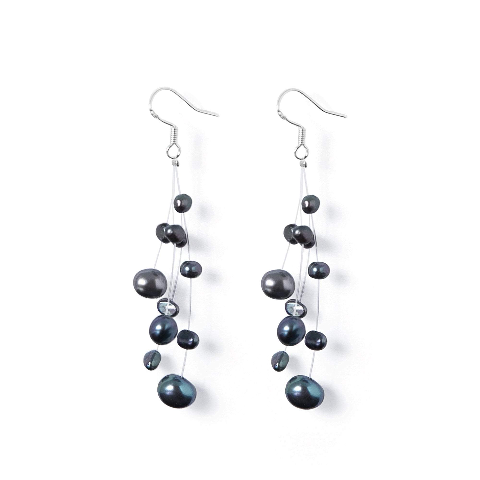 Boucles d’oreilles Constellation perles d’eau douce noires sur fil de nylon et argent 925.