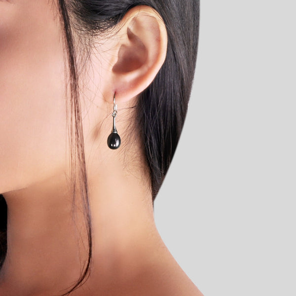 Boucles d’oreilles en gouttes de rosée noires avec des perles de culture allongées de 9mm en pendentifs montées sur argent 925, vue porté