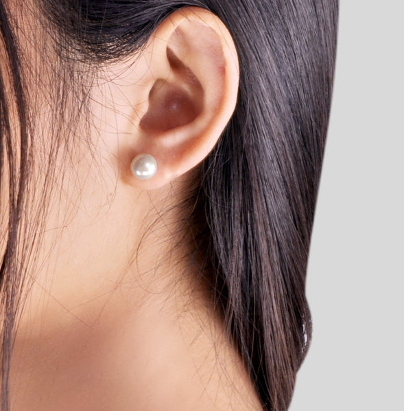 Boucles d’oreilles perles neigeprincesse blanches portées – perles de culture d’eau douce, monture argent 925