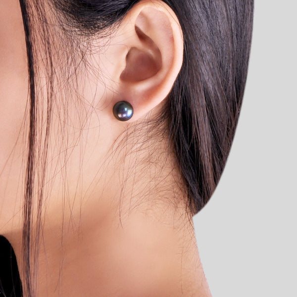 Boucles d’oreilles clou  Princesse Nuit en perles de culture 9mm d’eau douce noire argent 925 portée sur mannequin