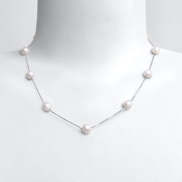 -Vue présentée  sur buste d’un collier composé de 9 perles blanches taille 7 mm semi rondes alignées sur une chaîne en argent 925, d’une longueur de 45 cm.
