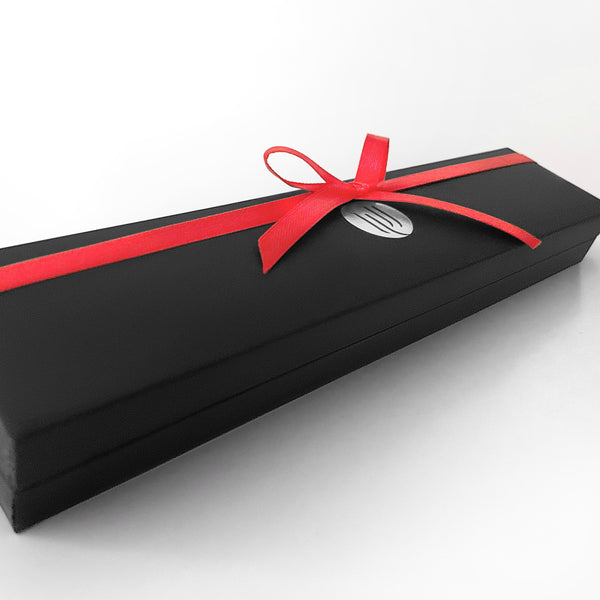 Grand coffret d'expédition pour bijoux en perles de culture d’eau douce prêt à offrir avec  nœud rouge .