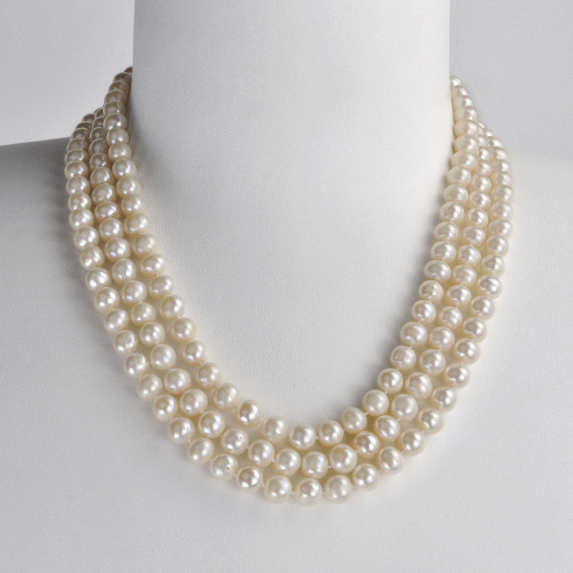 Collier trois rangs Elizabeth avec des perles de cultures d’eau douce blanche rondes de 7mm, longueur de 45cm et fermoir en argent 925