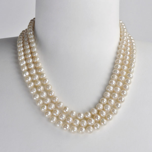 Collier trois rangs Elizabeth avec des perles de cultures d’eau douce blanche rondes de 7mm, longueur de 45cm et fermoir en argent 925