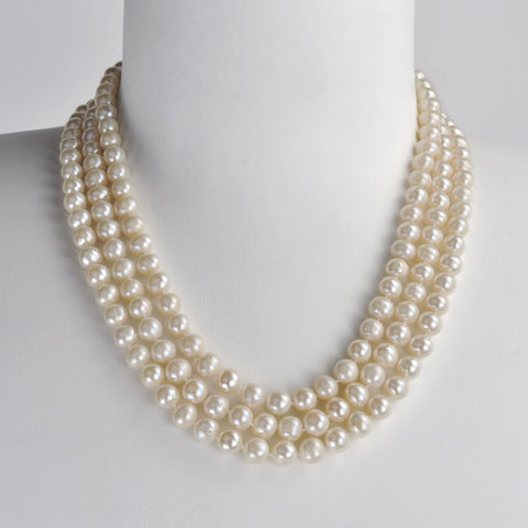 Collier trois rangs Elizabeth avec des perles de cultures d’eau douce blanche rondes de 7mm, longueur de 45cm et fermoir en argent 925