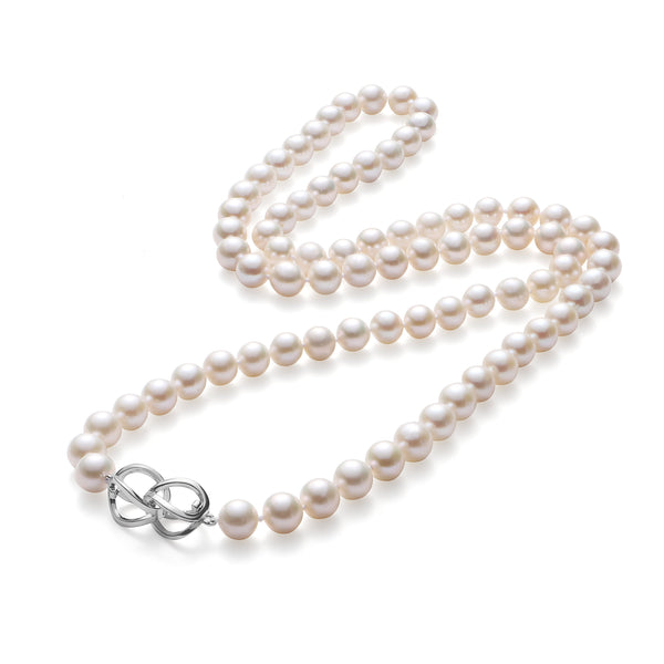 présentation sur fond blanc  à plat du collier fermoir papillon neige , perles 8mm longueur 72cm et fermoir en argent 925