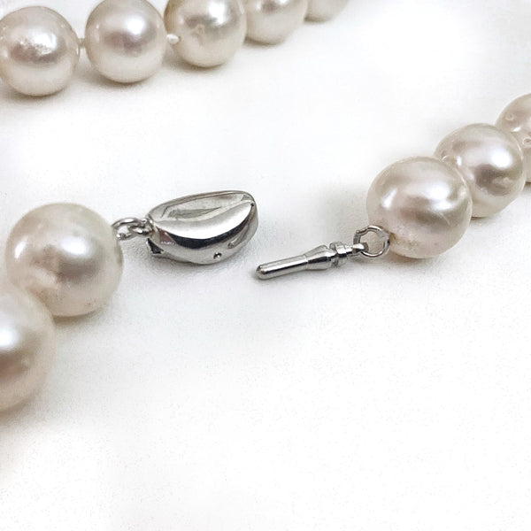 Vue fermoir du collier Mademoiselle  en forme de haricot  en argent  925 position ouvert  .