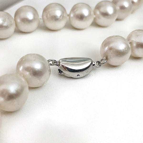 Vue fermoir du collier Mademoiselle  en forme de haricot  en argent  925 position fermé.