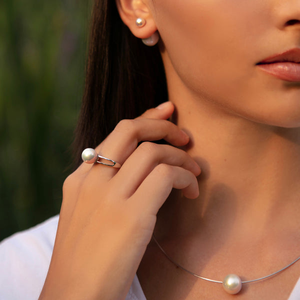 vue sur  mannequin bague Vendôme  perle d'eau douce 11 mm  blanche montée sur anneau ajouré  en argent 925  mise en situation avec  Boucles Echo et collier câble impérial 