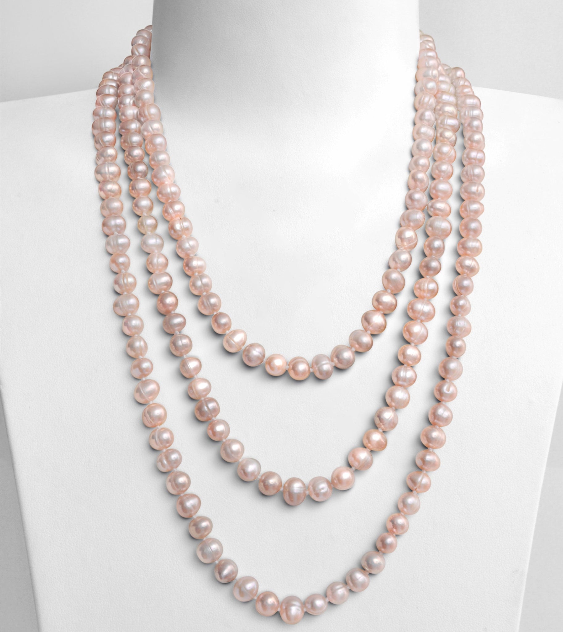 Vue  sur buste  du sautoir Dauphine  longueur 160 cm Perles de Culture d'eau douce 7mm  baroques couleur légèrement rosée  peut se porter de plusieurs façons 3 rangs ,2 rangs ,ou noué  (style Charleston).