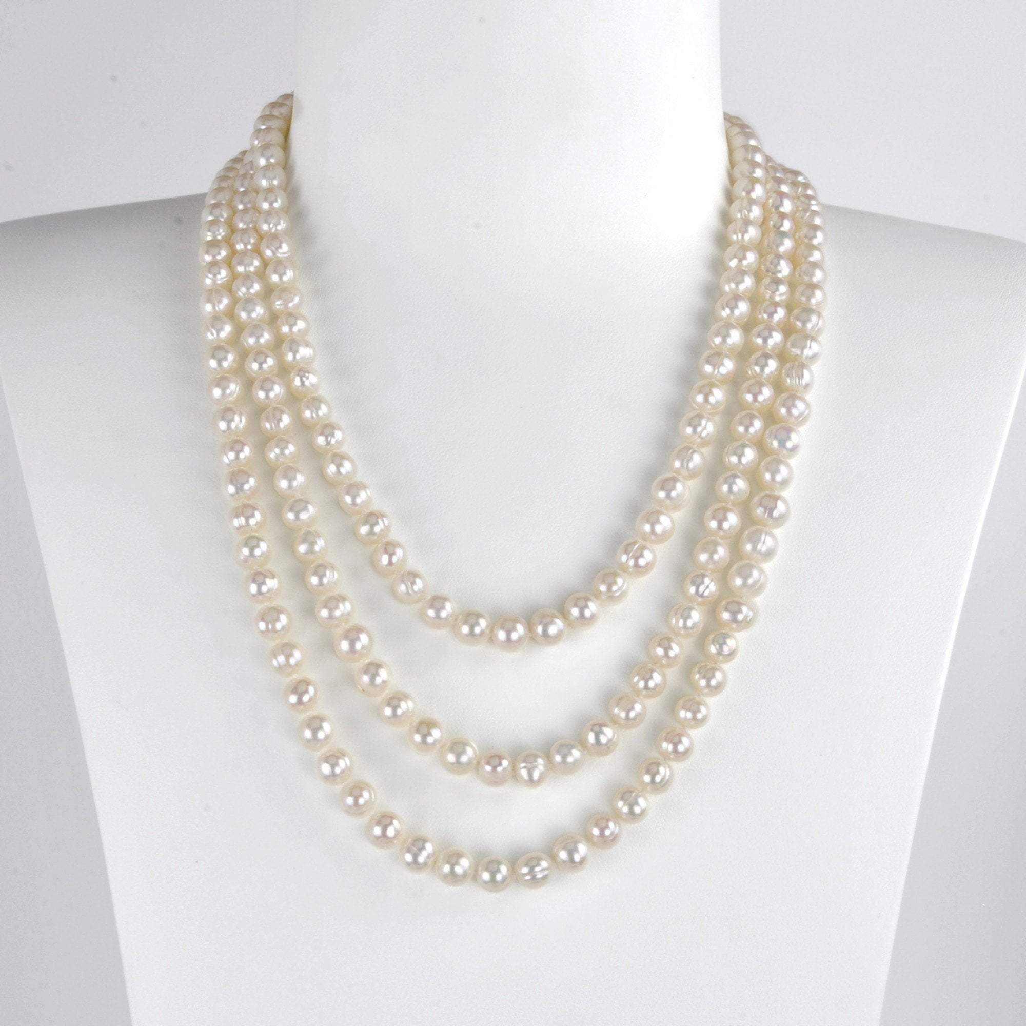 Vue  sur buste  du sautoir Dauphine  longueur 160 cm Perles de Culture d'eau douce 7mm  baroques couleur légèrement rosée  peut se porter de plusieurs façons 3 rangs ,2 rangs ,ou noué  (style Charleston).