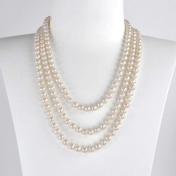 Vue  sur buste  du sautoir Dauphine  longueur 160 cm Perles de Culture d'eau douce 7mm  baroques couleur légèrement rosée  peut se porter de plusieurs façons 3 rangs ,2 rangs ,ou noué  (style Charleston).