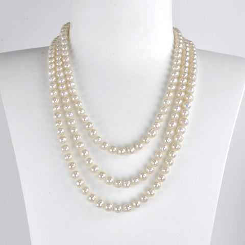 Vue  sur buste  du sautoir Dauphine  longueur 160 cm Perles de Culture d'eau douce 7mm  baroques couleur légèrement rosée  peut se porter de plusieurs façons 3 rangs ,2 rangs ,ou noué  (style Charleston).