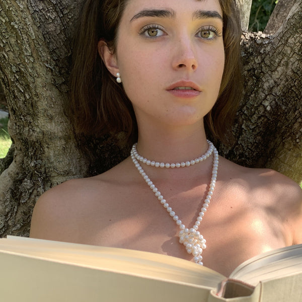 Vue portée  par mannequin façon nouée du sautoir dauphine perles baroques taille 7mm couleur blanc nacré longueur 160 cm