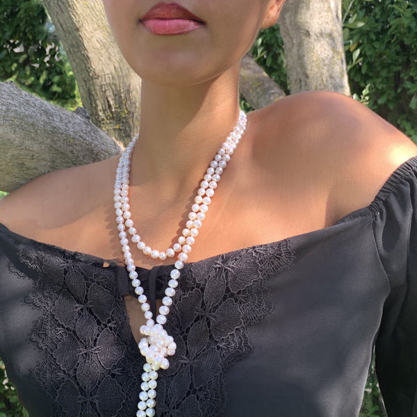 Autre Vue portée  par mannequin façon nouée du sautoir dauphine perles baroques taille 7mm couleur blanc nacré longueur 160 cm